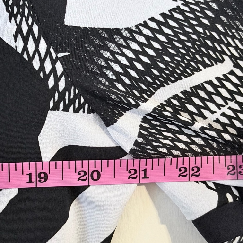 JM Collection Black White Floral Bell Sleeve O-Ring Keyhole Top Size L - Picture 9 of 11